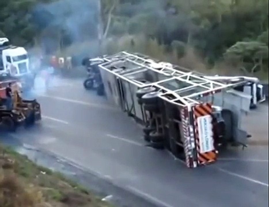 saving the truck crash - truck accident 2014 - car crash compilatiom