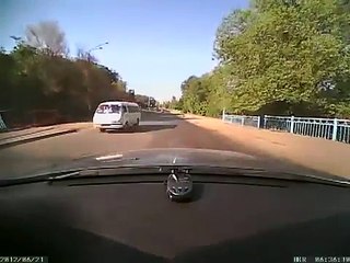 Велосипедист идет на таран автомобиля