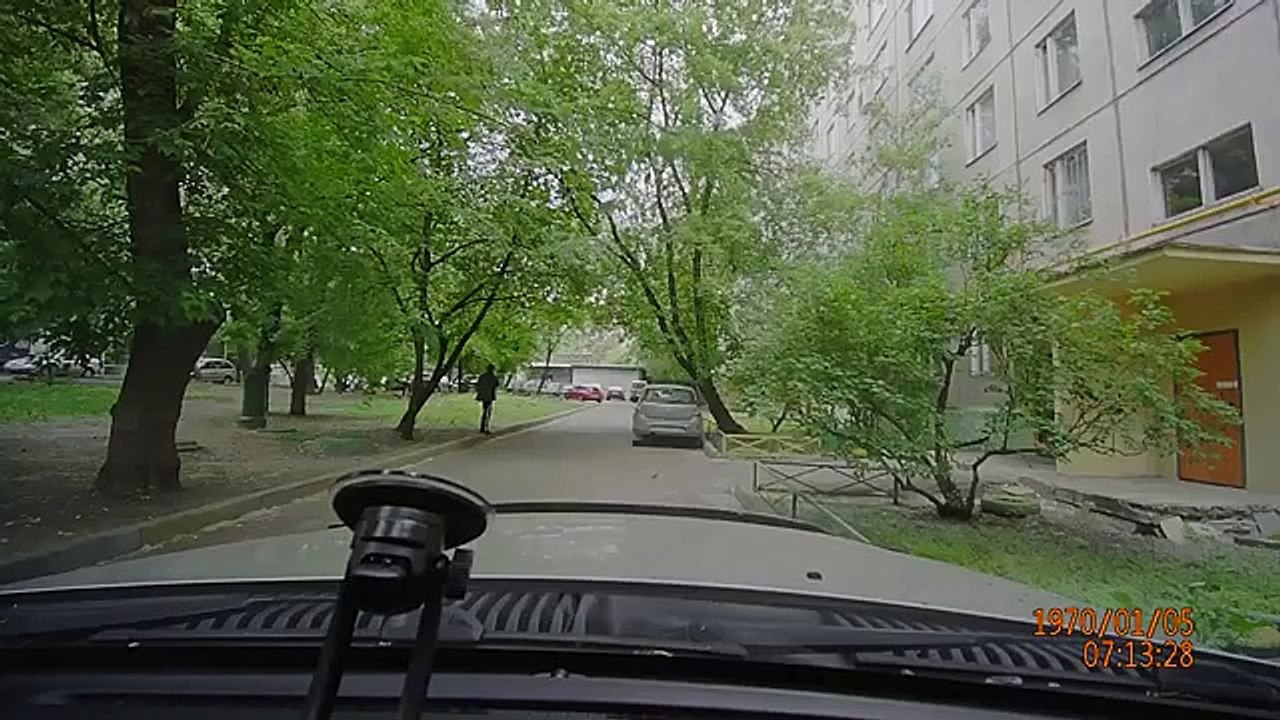Кража видеорегистратора из припаркованного авто