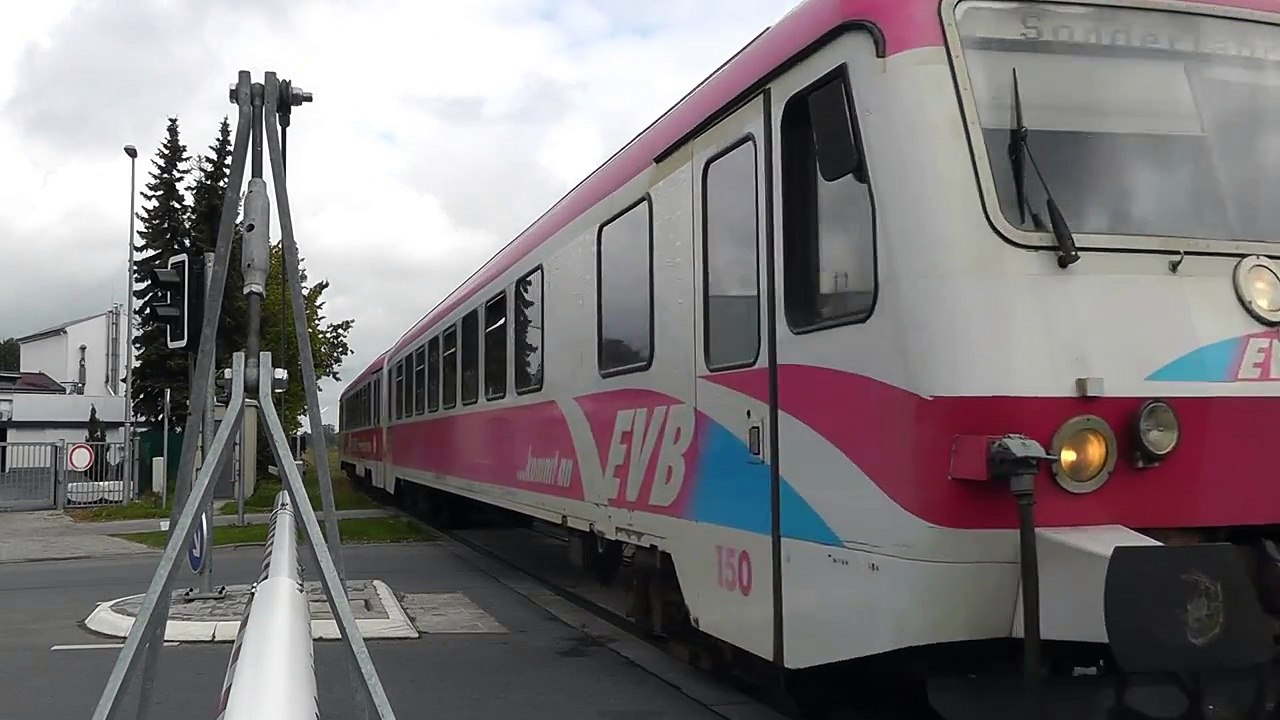 Fotostativ von Bahnschranke zermalmt - FAIL