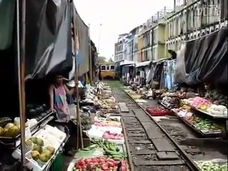 أنظر أين يمر هذا القطار التايلندي