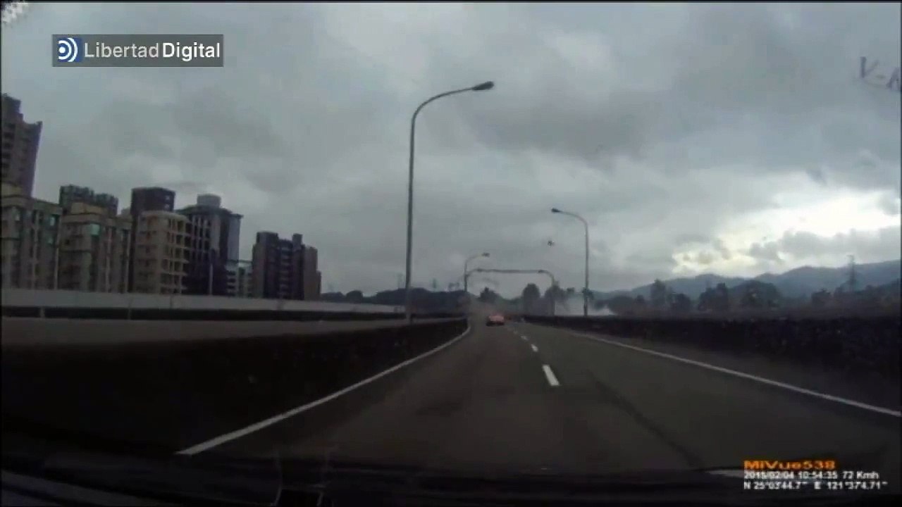 Momento del accidente del avión en Taiwán - Tai...