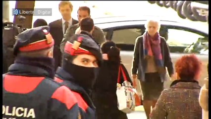 Jordi Pujol llega con su mujer al juzgado entre gritos de 'ladrones'
