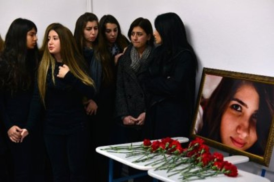 Özgecan'ın Sırası Karanfillerle Süslendi