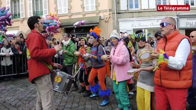 Dournenez. Le défilé des fanfares sous un soleil printanier