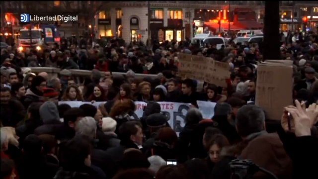 Una multitud protesta en silencio en París contra el brutal atentado de Charlie Hebdo