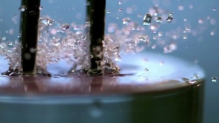 The tuning fork and the water in slow motion - 2500 кадров-сек- вода и камертон