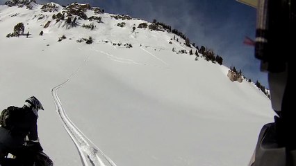 Il déclenche une avalanche en moto neige !