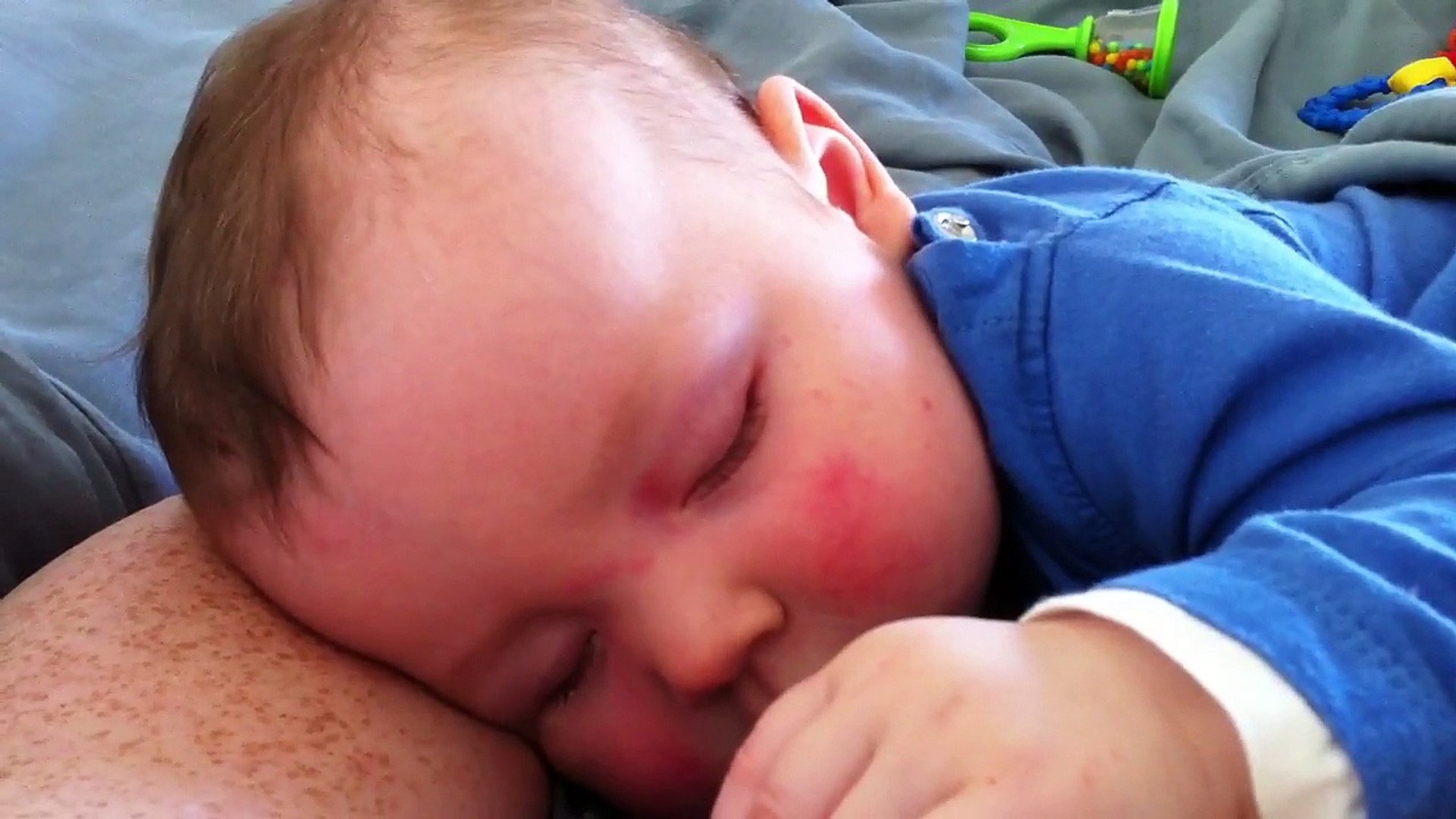 Un Bebe Qui Rigole En Dormant Video Dailymotion