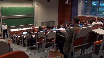 Un étudiant ramene sa machine à écrire en amphi