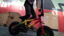 Tricks incroyables avec un mini BMX pour enfant