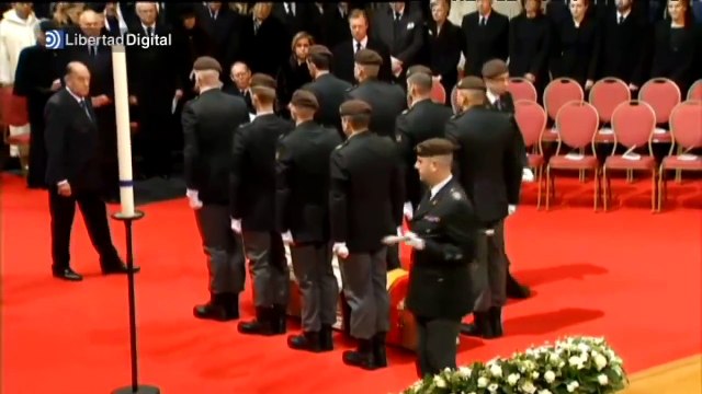 Don Juan Carlos y doña Sofía reaparecen juntos en el funeral de la reina Fabiola