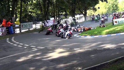 Strike de bowling dans le virage d'une course de moto