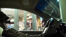 Un squelette se rend au drive d'un fast-food