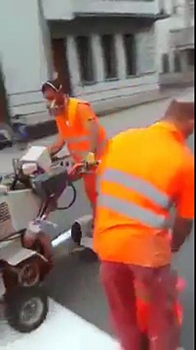 Un agent d'entretien pro du marquage au sol en Italie
