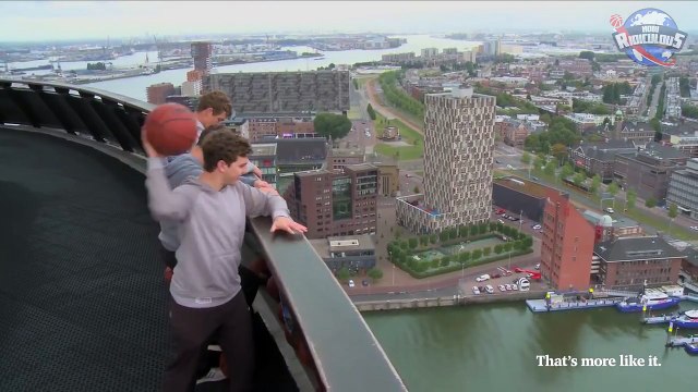 Marquer un panier à 98 mètres de hauteur