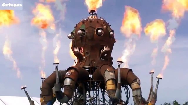 75 метровый Осьминог извергающий пламя , в такт музыки