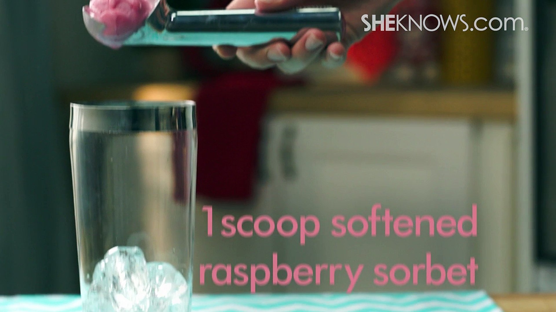 ⁣Raspberry Mint Rose Bellini