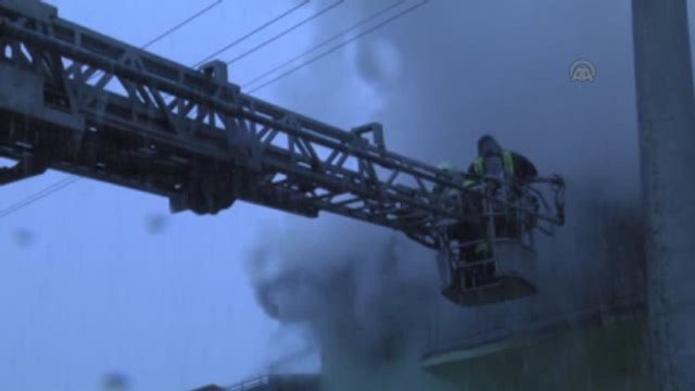 Ev Yangını - Dumandan Etkilenen 2 Kişi Tedavi Altına Alındı