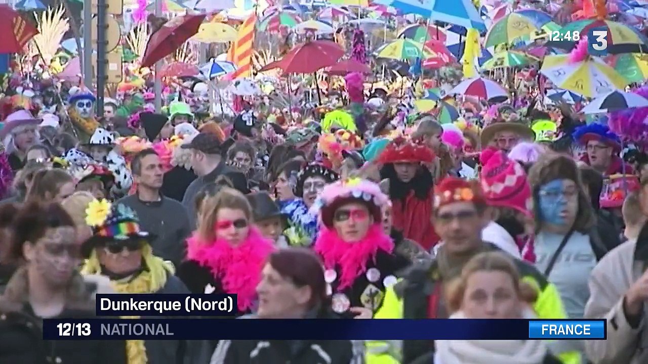 Lors du carnaval Dunkerque, on lance des harengs à la foule