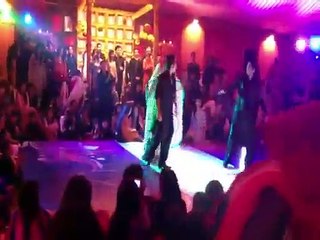 Shehroz and Syra dance performance at Mehndi (video) - Video Dailymotion
