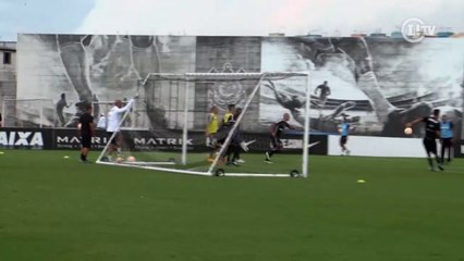 Danilo treina forte e mostra faro de gol em coletivo do Timão