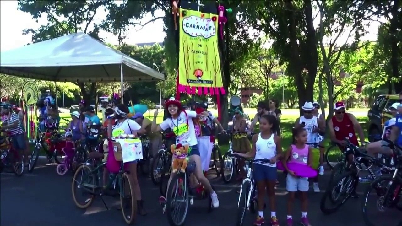 Brasília inova com Carnaval sobre duas rodas