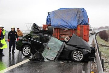 Kaza Yapana Yardım İçin Duran Kamyona Otomobil Çarptı: 2 Ölü, 1 Yaralı