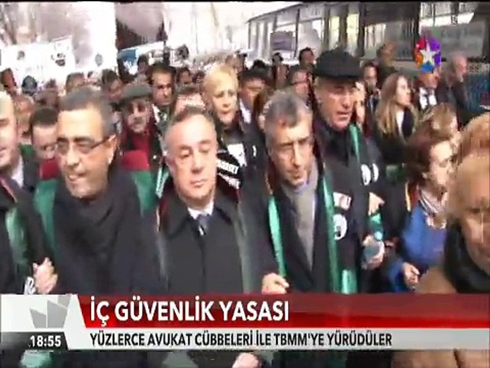 İç Güvenlik yasası yüzlerce avukat cübbeleri ile Meclis'e yürüdüler