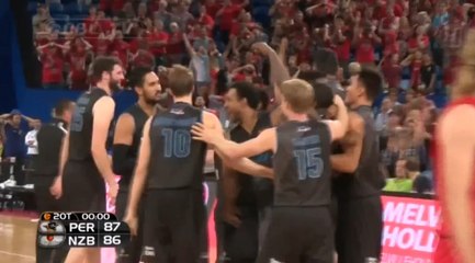 Cedric Jackson donne la victoire à son équipe sur un shoot de son propre camp