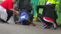 Hyvon Ngetich finit le marathon d'Austin à quatre pattes