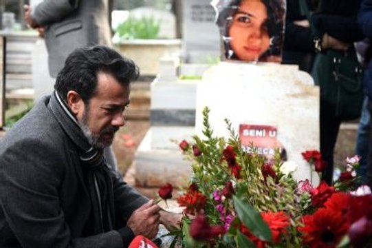 Özgecan'ın Mezarını Ziyaret Eden Babanın Sözleri Herkesi Ağlattı