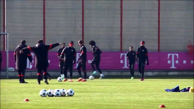 Thomas Müller imite Cristiano Ronaldo à l'entraînement