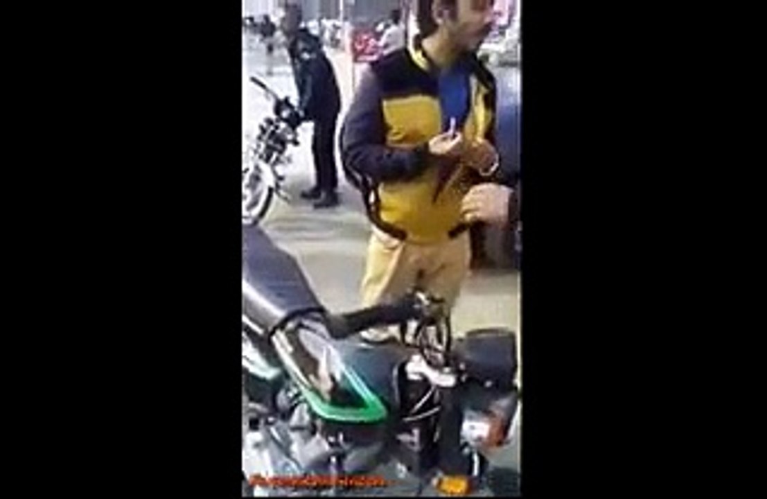 This is Punjab Police- Policeman Caught on Camera While Taking Bribes on Road