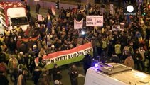 Húngaros saem à rua contra Putin