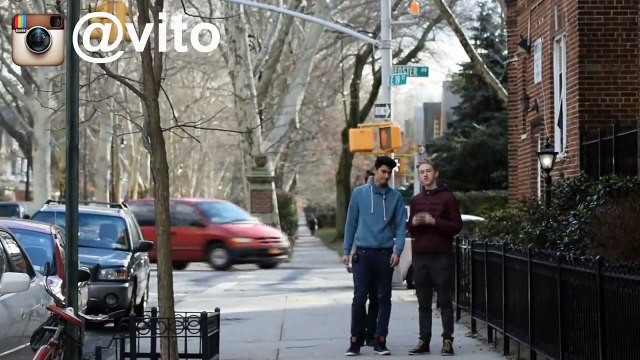Faire des croche-pieds à des inconnus pour les faire tomber - Caméra cachée qui tourne mal!