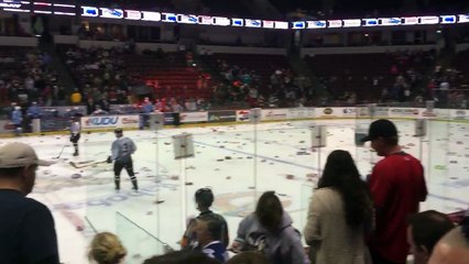 Hockey sur glace - Les supporters lancent leurs sous-vêtements sur la glace
