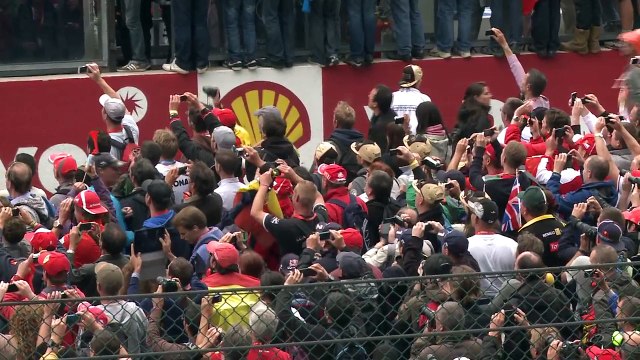 69# Les banderoles radiocommandées de Greenpeace au GP de Belgique