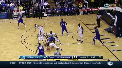 Pour récupérer un ballon Sterling Gibbs frappe son adversaire au visage