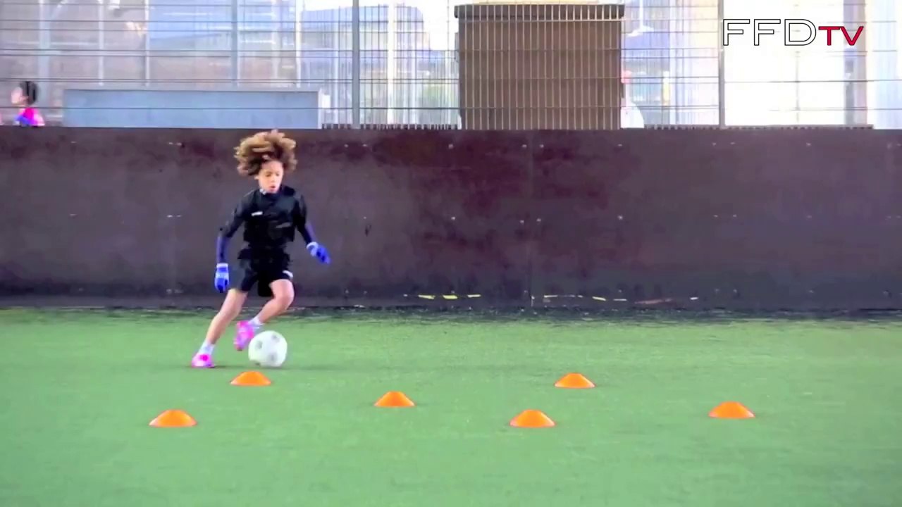 Ce petit footballeur de 8 ans va vous régaler !