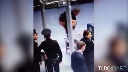 Il se met tout nu en public lors un contrôle de sécurité à l'aéroport