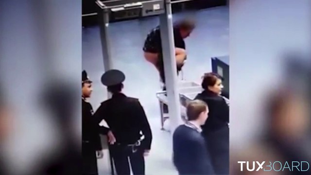 Il se met tout nu en public lors un contrôle de sécurité à l'aéroport