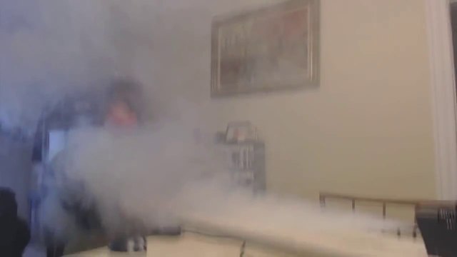 Un homme fabrique une cigarette électronique géante