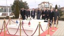 Ramush Haradinaj bën homazhe te varri i Rugovës - 17 shkurt 2015