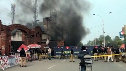 Suicide attack on Pakistan police headquarters in Lahore