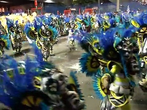 Школы самбы борются за первенство на параде в Рио