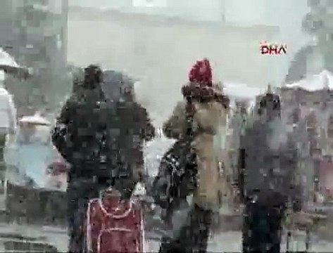 İstiklal Caddesi beyaza büründü