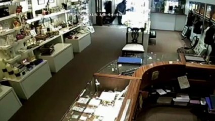 Moment jewellery shop owner chases thieves with baseball bat