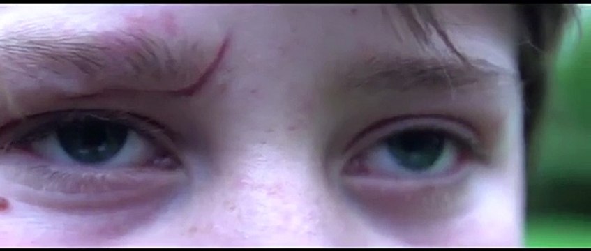 Jack Davies en surf kayaking pour une session en Cornouailles