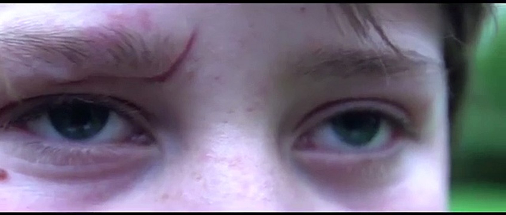 Jack Davies en surf kayaking pour une session en Cornouailles